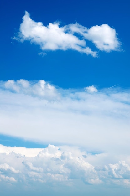 Nuages ​​blancs duveteux dans le ciel bleu