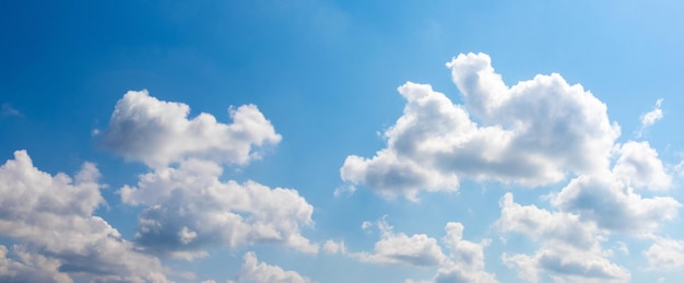 Nuages blancs ensoleillés dans le ciel bleu