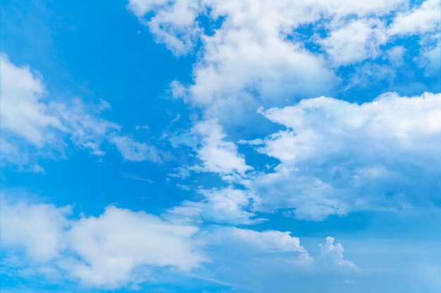 Photo nuages blancs sur fond bleu dégradé