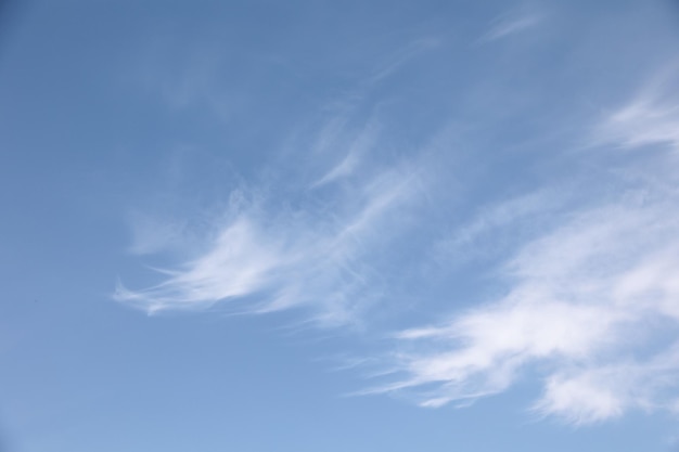 Nuages blancs sur fond bleu