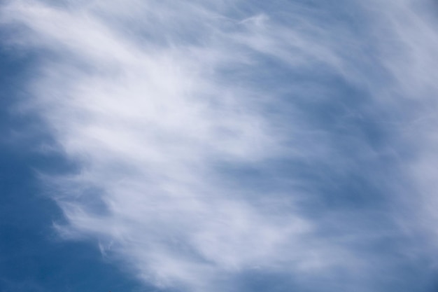 Nuages blancs sur fond bleu