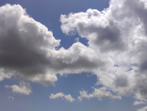 Nuages blancs sur fond de ciel bleu Fluffy cumulus cloudscape photo