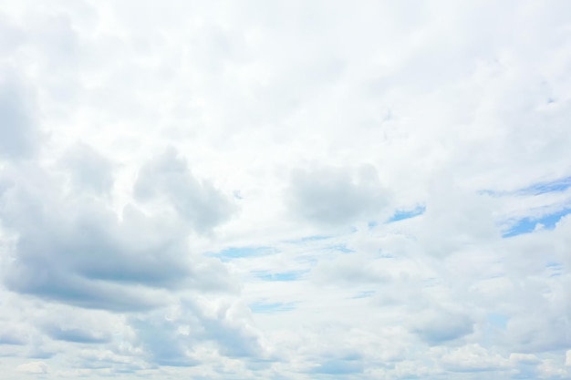 nuages blancs sur fond de ciel bleu, fond d'écran abstrait saisonnier, atmosphère de journée ensoleillée