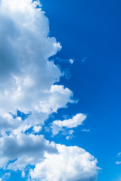 Nuages blancs sur fond de ciel bleu, fond