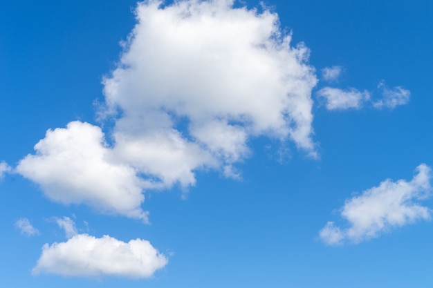 Nuages blancs sur fond de ciel bleu à la journée ensoleillée