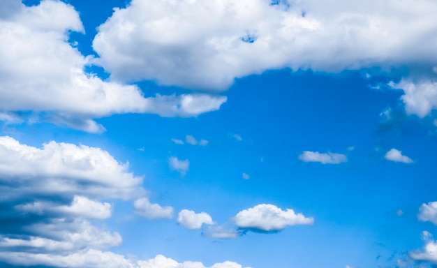 Nuages blancs de fond de ciel bleu et lumière du soleil lumineuse