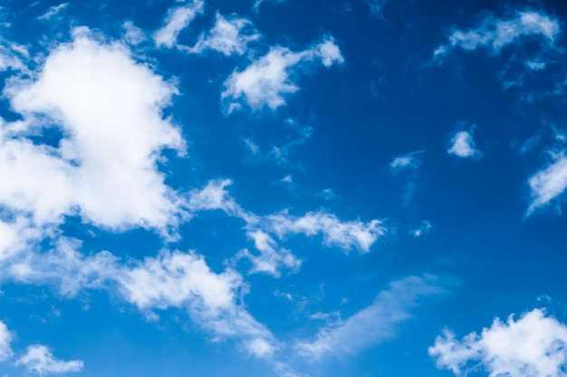 Nuages blancs de fond de ciel bleu et lumière du soleil lumineuse