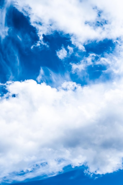 Nuages blancs de fond de ciel bleu et lumière du soleil lumineuse