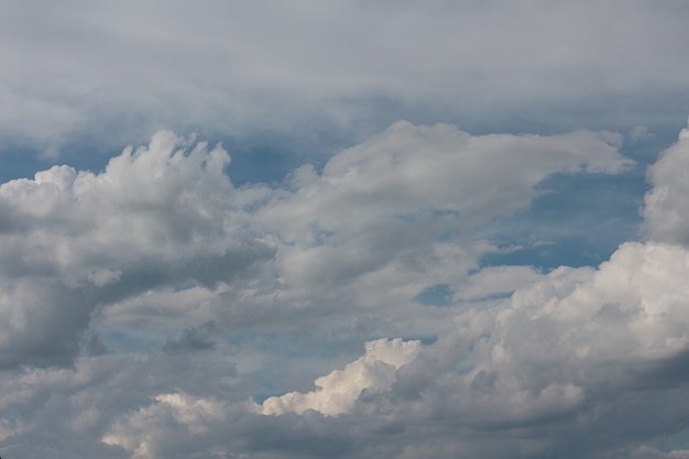 Nuages blancs sur le fond de ciel bleu de skys