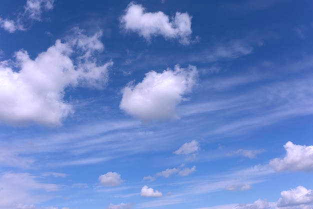 Nuages blancs sur fond de ciel bleu