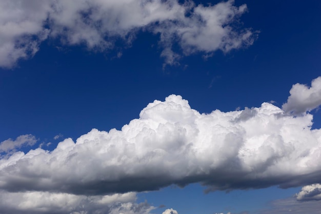 Nuages blancs sur fond de ciel bleu