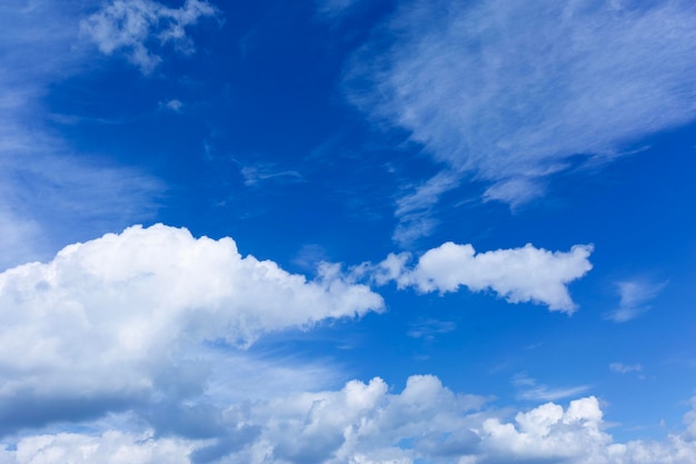 Nuages blancs sur fond de ciel bleu