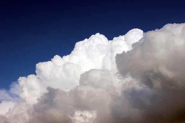 Nuages blancs avec fond de ciel bleu