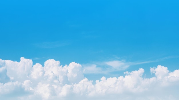 Nuages blancs et fond de ciel bleu