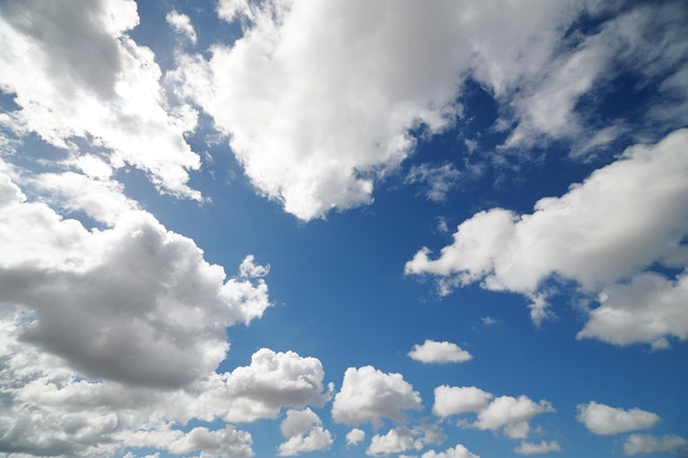 Photo nuages blancs et fond de ciel bleu