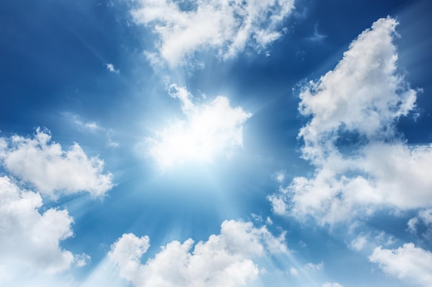 Nuages blancs et fond de ciel bleu