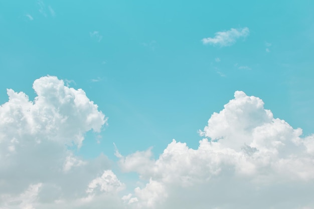 nuages blancs et fond de ciel bleu