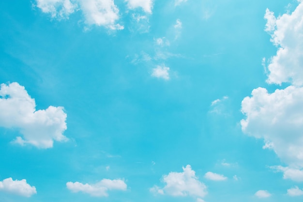 nuages blancs et fond de ciel bleu