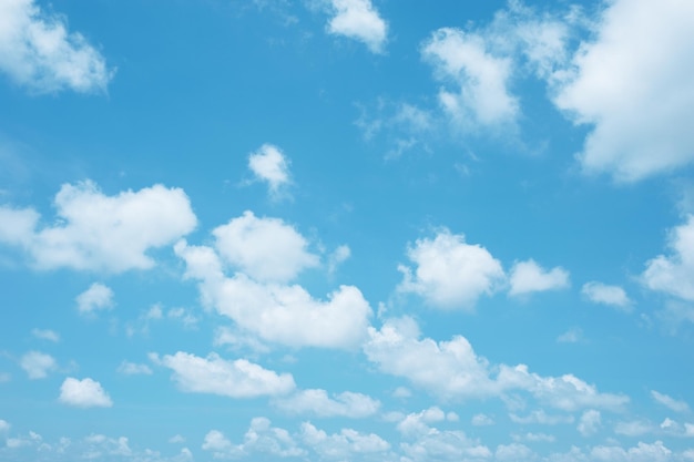 Nuages blancs et fond de ciel bleu