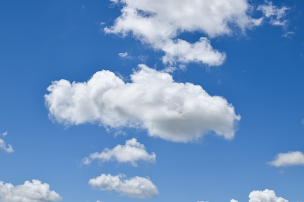 Nuages blancs sur fond de ciel bleu