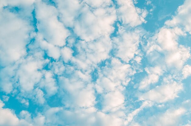 Nuages blancs sur fond de ciel bleuDétérioration des conditions météorologiques