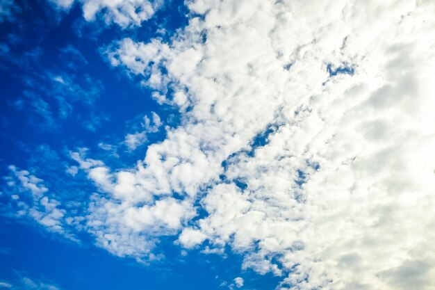 Nuages blancs sur fond de nature abstraite ciel bleu nuageux