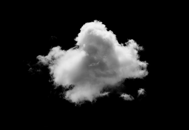 Photo nuages ​​blancs sur fond noir