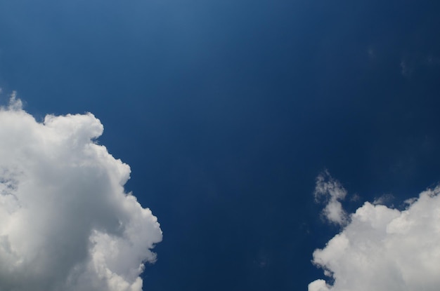 Nuages blancs à gauche et à droite