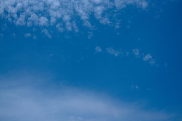 Nuages blancs gonflés dans un ciel bleu.