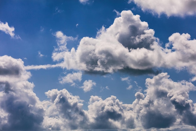 Nuages blancs gris sur fond de ciel bleu vif