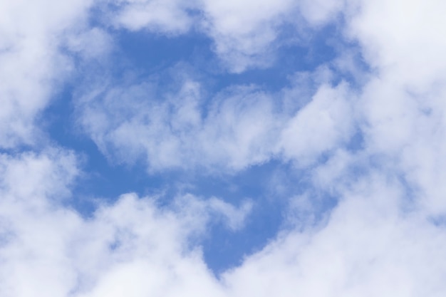 Nuages blancs légers dans le ciel en forme de coeur