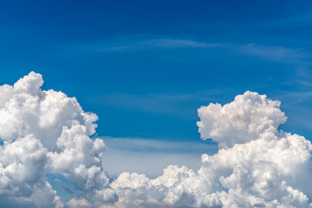 Nuages blancs moelleux sur ciel bleu.