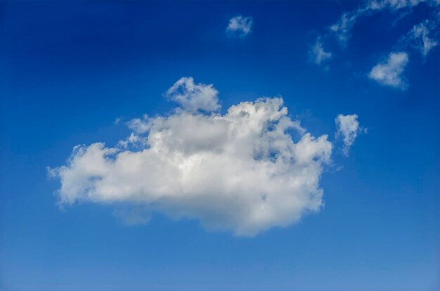 Des nuages blancs et moelleux dans le ciel bleu de l'été