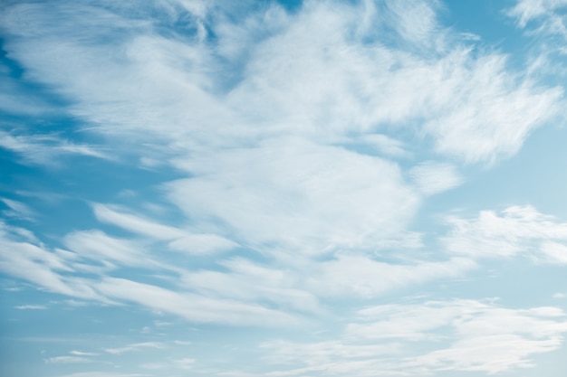 Nuages blancs moelleux dans le ciel bleu