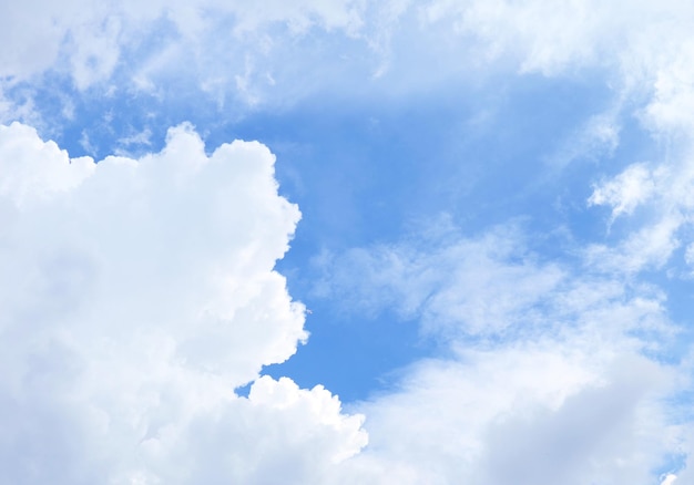 Des nuages blancs et moelleux flottant sur un ciel bleu vibrant