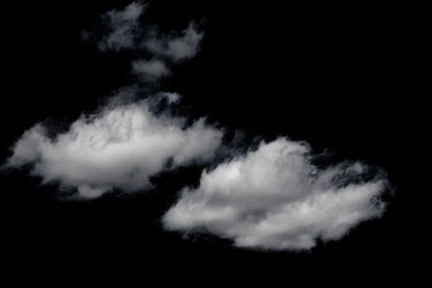 nuages blancs moelleux isolés sur fond noir