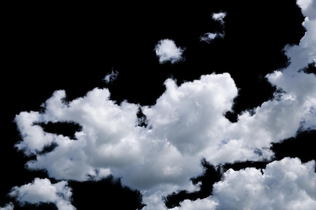 nuages blancs moelleux isolés sur fond noir,