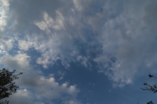 nuages blancs moelleux un jour ensoleillé dans un ciel bleu un jour d'été