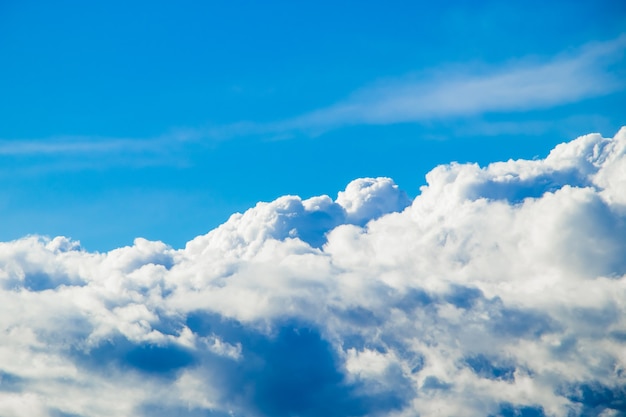 Nuages blancs moelleux purs sur un ciel bleu.