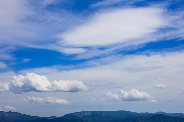 Nuages blancs sur les montagnes