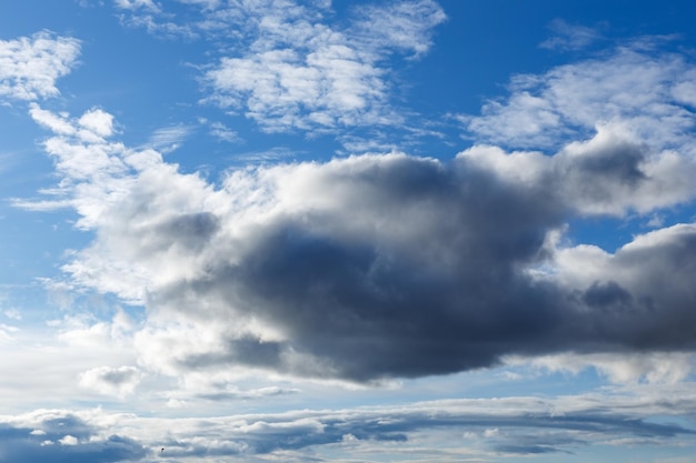 Nuages blancs et noirs dans le ciel bleu Fond de ciel