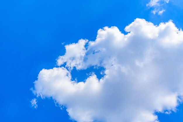 Nuages blancs pelucheux dans le ciel bleu