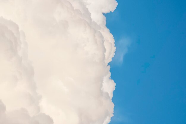 Nuages blancs pelucheux sur un fond de ciel bleu