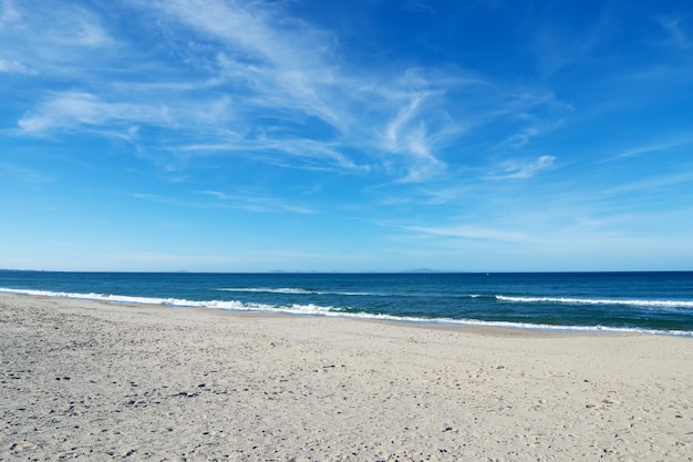 Nuages blancs sur la plage de Platamona Sardaigne