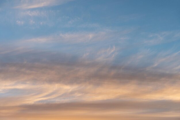 Nuages blancs plats et longs au coucher du soleil