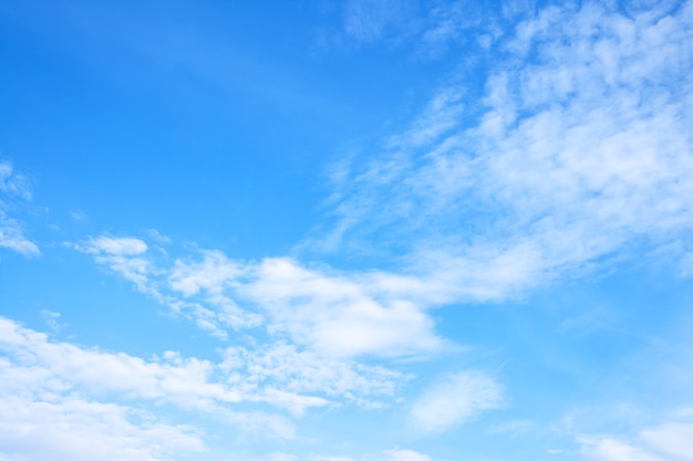 Les nuages blancs de printemps dans le ciel, peuvent être utilisés comme arrière-plan