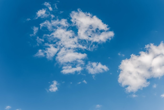 Nuages blancs réussis dans un ciel bleu