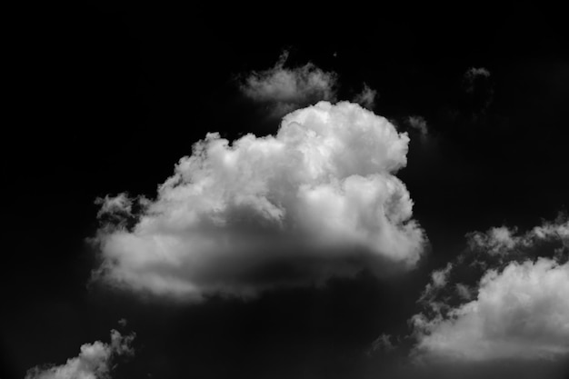 Nuages blancs séparés sur fond noir