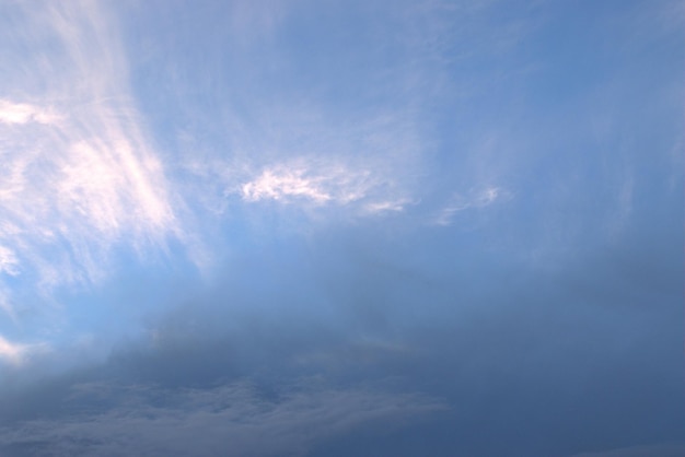 Des nuages blancs et sombres flottent les uns vers les autres dans le ciel bleu sur le moniteur Background Banner Screensaver