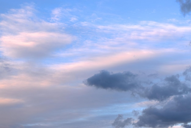 Des nuages blancs et sombres flottent les uns vers les autres dans le ciel bleu sur le moniteur Background Banner Screensaver